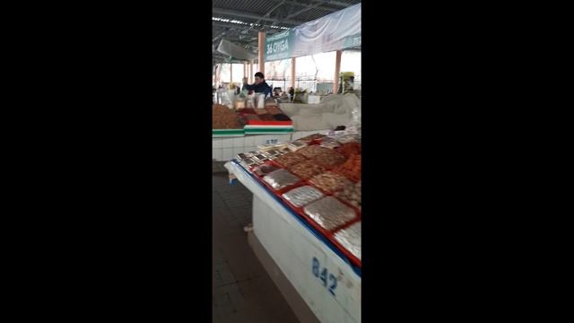 Ташкент Узбекистан. Фархадский базар. Лимоны , лепешки, виноград. смотреть онлайн