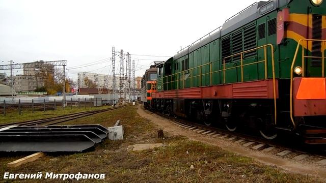 Тепловоз ЧМЭ3-6036 (ВНИИЖТ) + ВЛ80С-286 (ТЧЭ-46) с полувагонами следует на ЭК ВНИИЖТа. смотреть онлайн