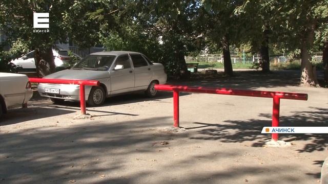 В Ачинске жители соседних домов разделились на два лагеря из-за установки ограждений и шлагбаумов