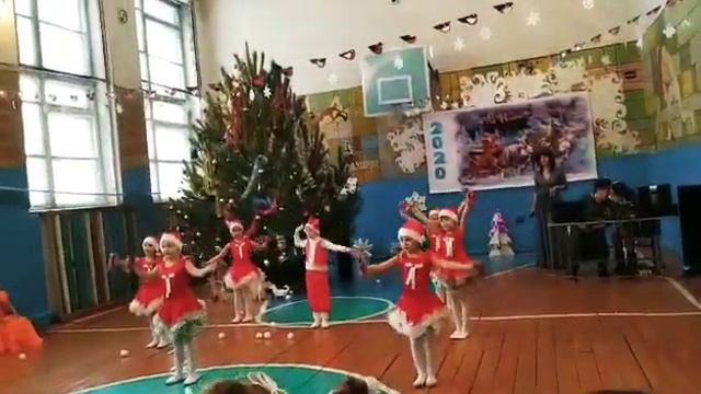 Новогодний танец смотреть онлайн