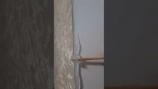 Как подклеить отклеевшиеся края абоев смотреть онлайн