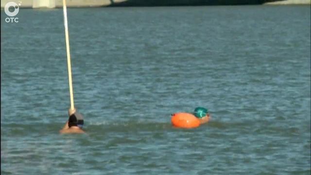 В Новосибирске любители экстремального плавания решили преодолеть реку Обь