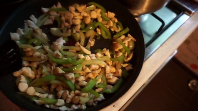 Готовим вместе: Лапша Удон с курицей и овощами смотреть онлайн