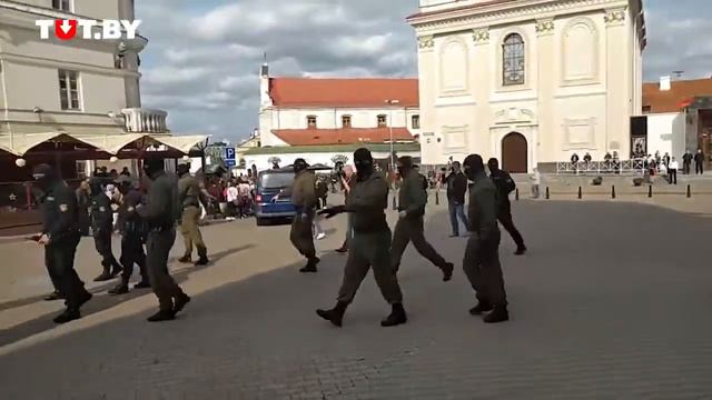 ОМОН и неизвестные в балаклавах и зеленой одежде. смотреть онлайн
