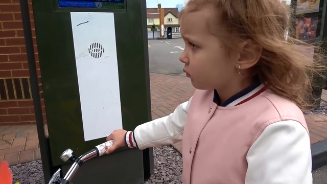 McDonalds не продал Кате Happy Meal на МакДрайв Пранк Bad beby Задание на ВНИМАНИЕ Видео для детей смотреть онлайн