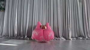 Жопастая делает гимнастику
