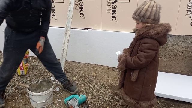 Шуба есть а снега нет?♀️.Борьба с плесенью//утеплили фундамент. смотреть онлайн