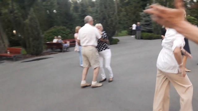 Недолюбила я в тот короткий вечер!!!??Танцы в парке Горького!!!??Харьков 2021 смотреть онлайн