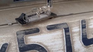 Замена ламп подсветки номерного знака Skoda Rapid