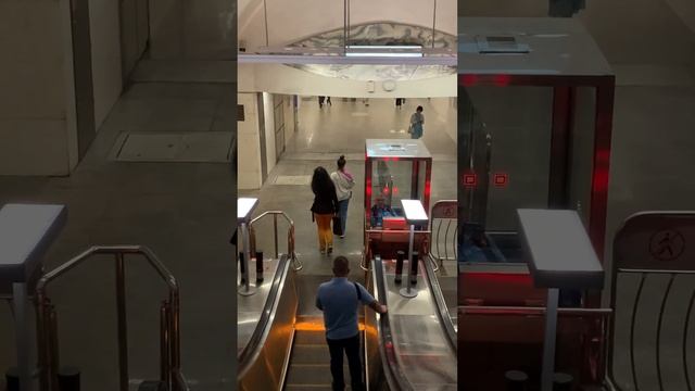 Спуск к станции метро Петрово-Разумовская, г. Москва, 20.06.2023 смотреть онлайн