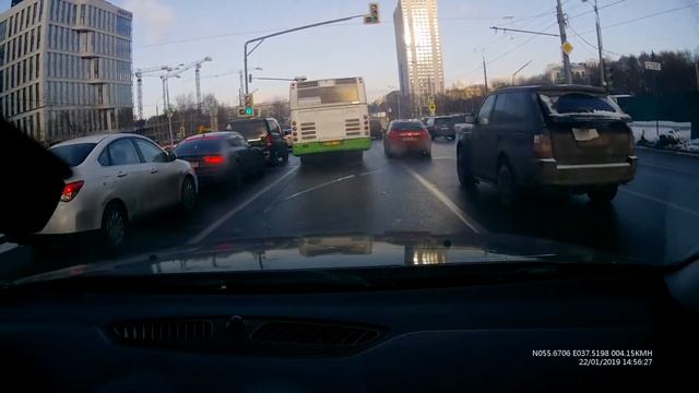 Водитель автобуса нарушает ПДД в Москве смотреть онлайн