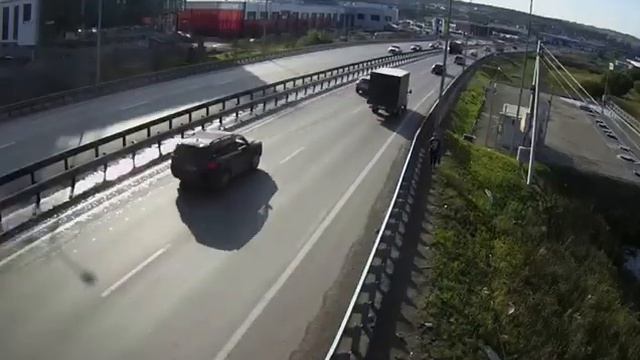 в Красноярском крае парень успел отскочить от потерявшего управление большегруза смотреть онлайн
