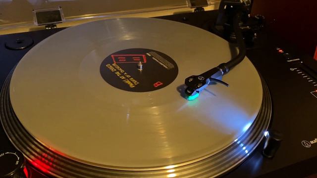 Panic! At The Disco - Impossible Year (On an AT-VM95E) смотреть онлайн