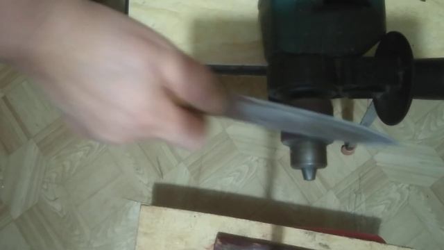 Ножи точим , но делаем с помощью наждачной бумаги крупной на дрели. смотреть онлайн