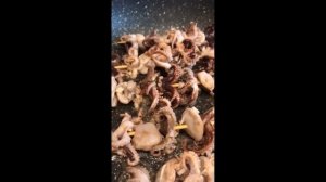 Как приготовить беби осьминогов. Простой рецепт нежных морепродуктов. Осьминоги гриль в пряном масл