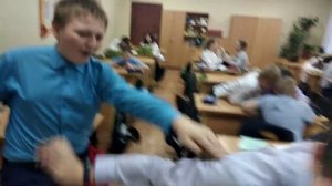 дети дерутся за право быть оператором