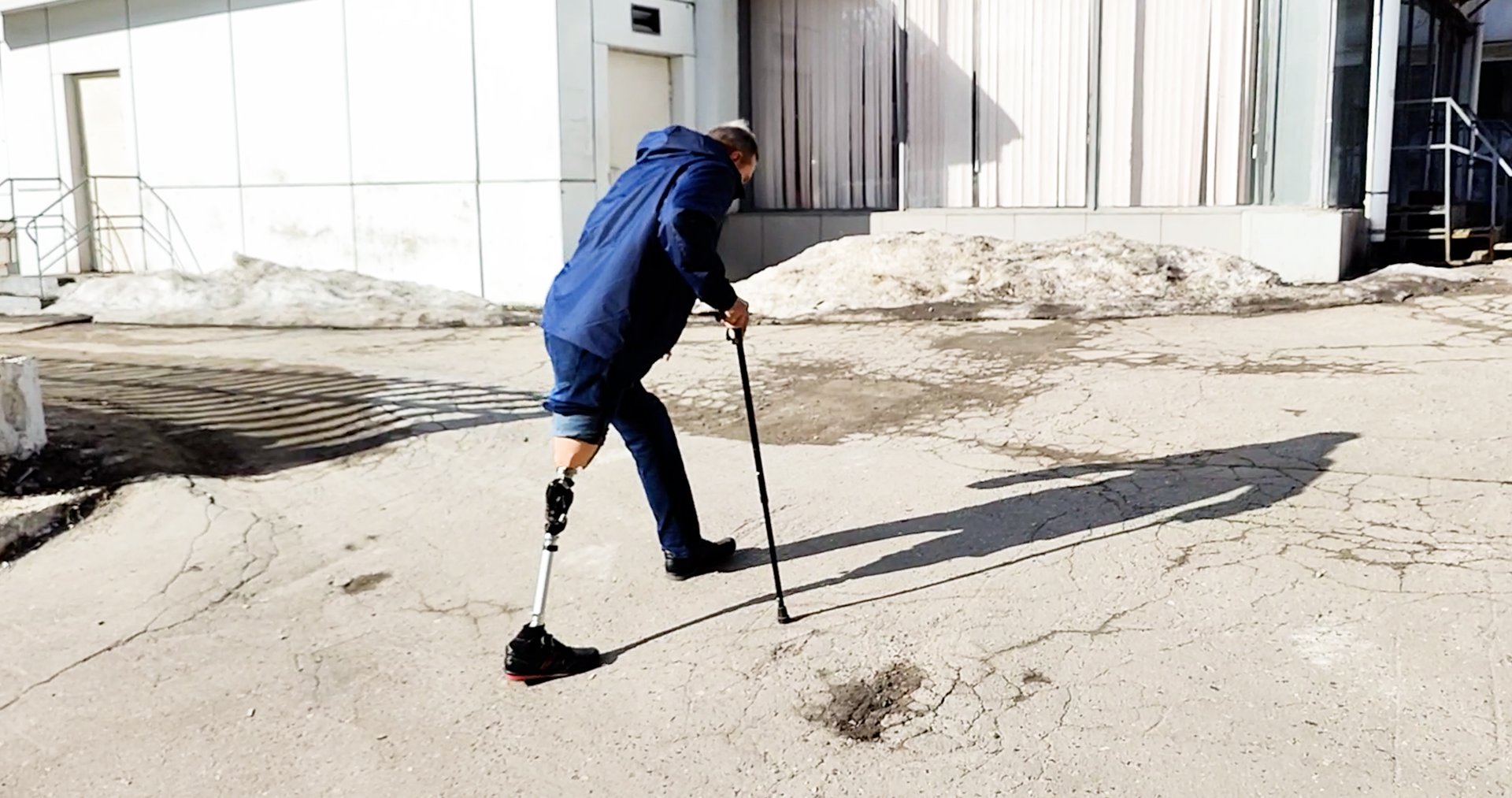 На протезах ног с коленным модулем “Symphony" NK6 по спускам, подъёмам и по лестнице. смотреть онлайн