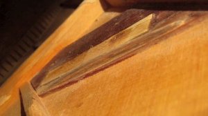 Ремонт гитары. Отрыв фрагмента обечайки и верхней деки гитары