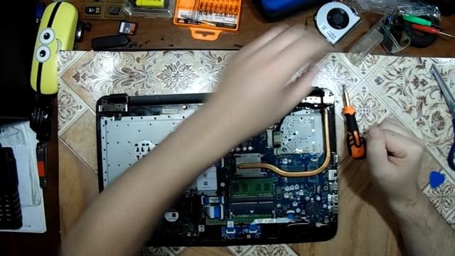 Замена вентилятора охлождения ноутбука. HP 255 G4 смотреть онлайн