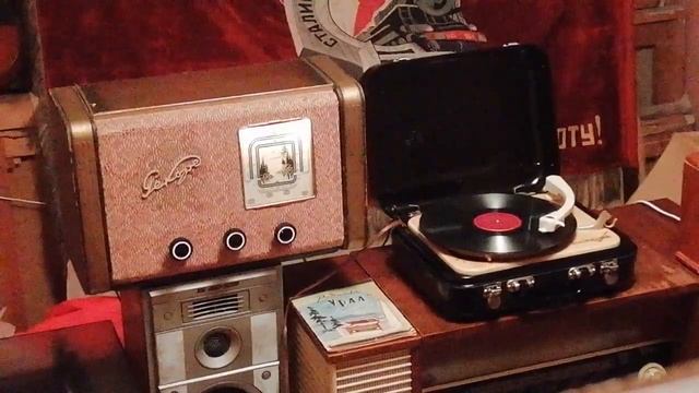 Бинг Кросби и его семья поют рождественские песни.