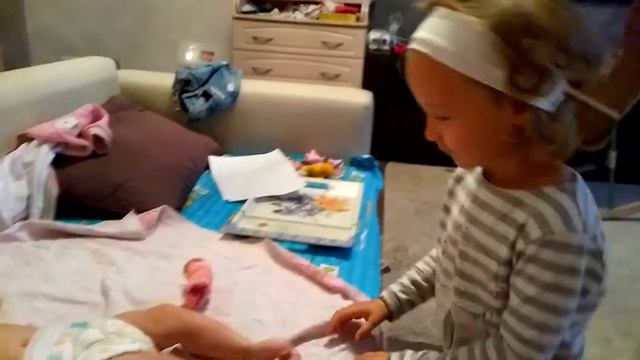 Каролина считает пальцы Виорике - Большой палец вверх, кому понравилось. смотреть онлайн