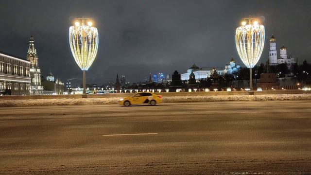 Взгляд на Кремль в обрамлении иллюминации и новогоднюю Москву с Большого Москворецкого моста #Mosco смотреть онлайн