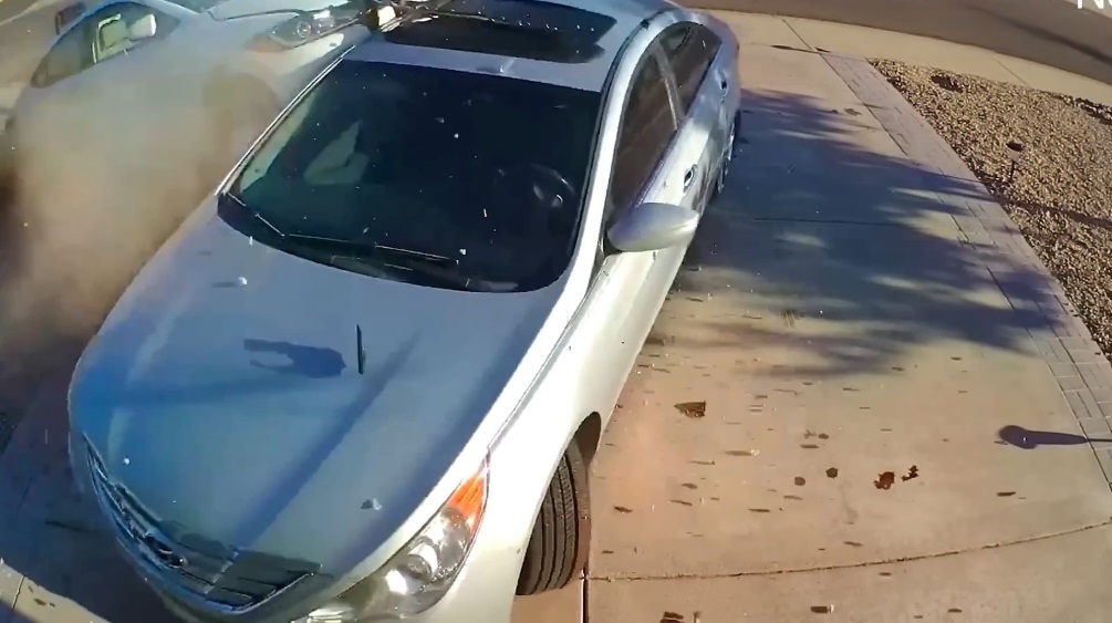 НУ КТО ТАК ЕЗДИТ? Горе-водители творят глупости на дороге! За бугром тоже хватает тупиц. смотреть онлайн