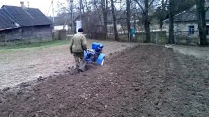 Китайский тяжелый мотоблок. Пахота на 5 передаче.