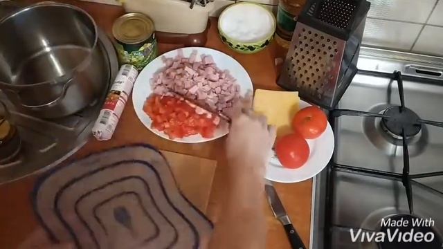 Сборный салат с помидорками и ветчиной. смотреть онлайн