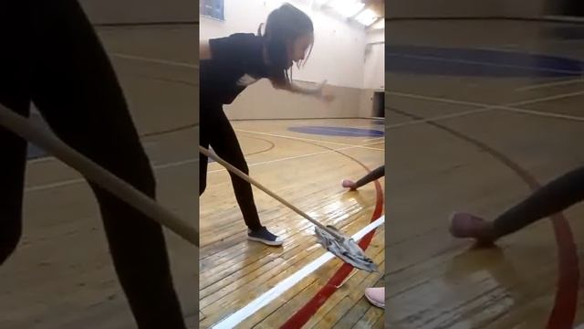 Заставили мыть полы на боскедболе тот кто проиграет ??