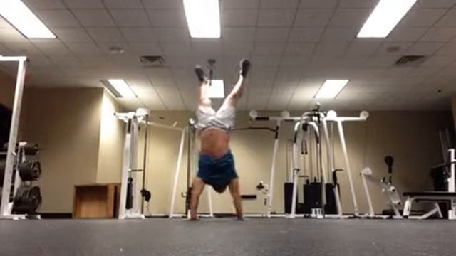 Lisle, IL Personal Trainer - Walking on your hands смотреть онлайн
