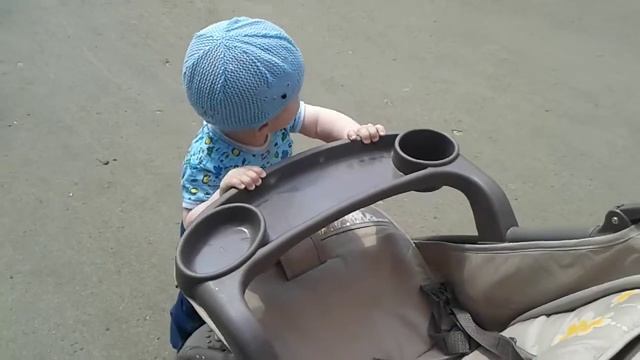 Катаем коляску в парке смотреть онлайн