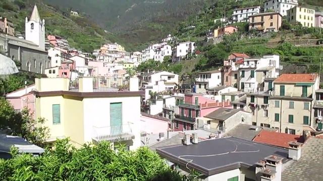 Riomaggiore, a quick tour of this gorgeous town in Cinque Terre, Italy смотреть онлайн