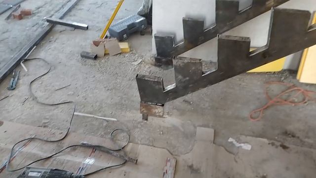 ИЗГОТАВЛИВАЮ И МОНТИРУЮ МЕТАЛЛИЧЕСКУЮ ЛЕСТНИЦУ В ЧАСТНОМ ДВУХЭТАЖНОМ ДОМЕ. смотреть онлайн