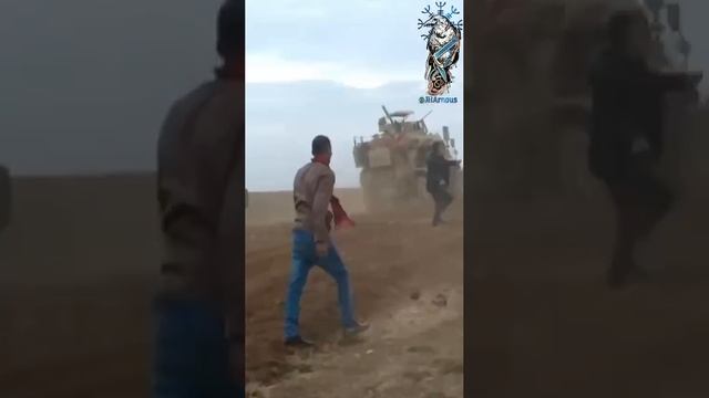 Сирия. В районе Эль-Камышлы местные жители закидали камнями американский патруль. смотреть онлайн