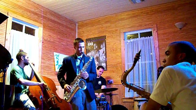 "A Night in Tunisia" played at B-Sharps Jazz Cafe смотреть онлайн
