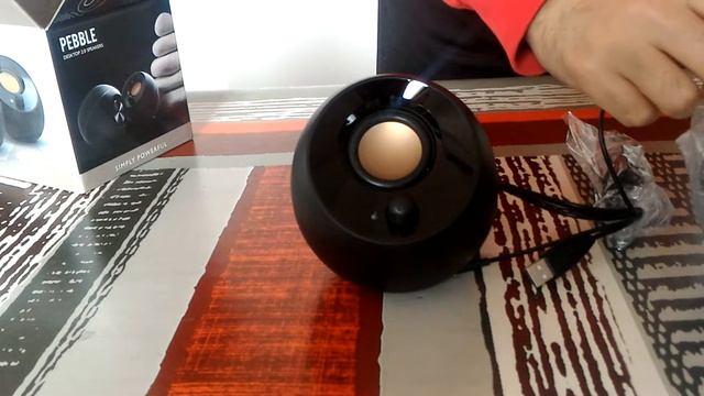 Creative Pebble Video Unboxing смотреть онлайн