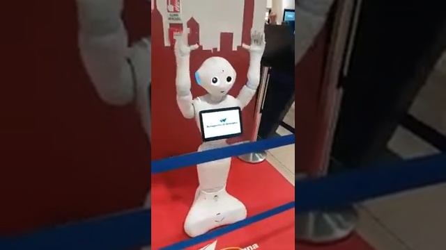 Робот танцует. Веселый робот.Cheerful robot dancing.Relax video Bologna airport?✈ смотреть онлайн
