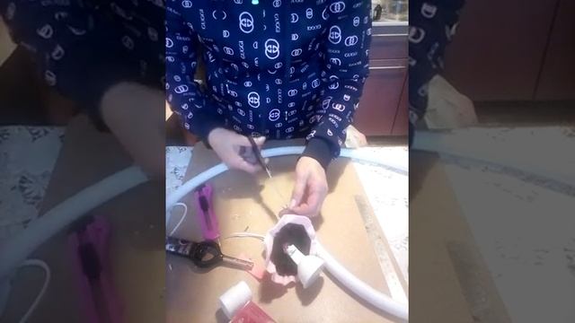 Подсоединяем электрику к светильнику из изолона на плафоне смотреть онлайн