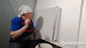 Как выровнять стену по маякам