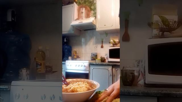 ДАША СНОВА ГОТОВИТ ДОШИРАК | ДОШИРАЧНАЯ ДИЕТА ПРОДАЛЖАЕТСЯ смотреть онлайн