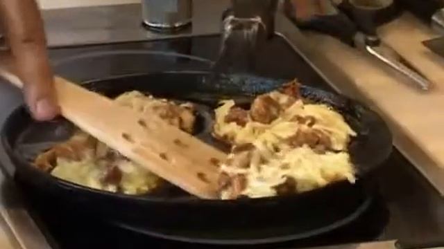 Филе грудки с картофельными драниками и грибами смотреть онлайн
