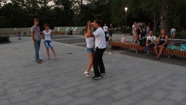 Опен эйр в Симферополе 11.7.2018 - бачата - Ваня и Люда смотреть онлайн