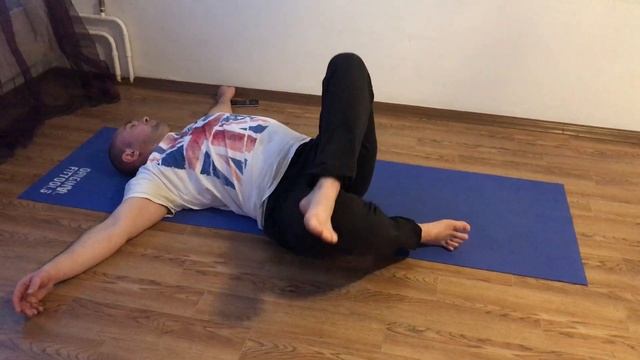 Йогатерапия позвоночника. Перед занятием нужно немного легкую разминку следует выполнить. смотреть онлайн