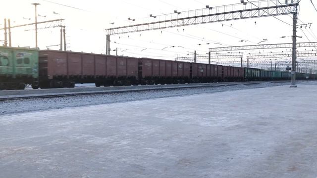 🚇 3ЭС4К-001 с грузовым поездом проследует станцию Тихвин. смотреть онлайн