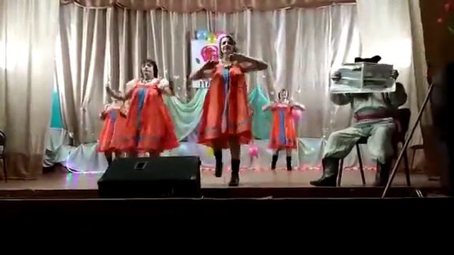ВЗРОСЛЫЕ ТАНЦУЮТ ПОРУШКА-ПАРАНЯ смотреть онлайн