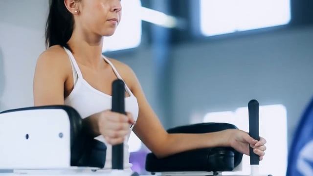 bodymaster : Подъем согнутых ног в тренажере (женская версия) смотреть онлайн