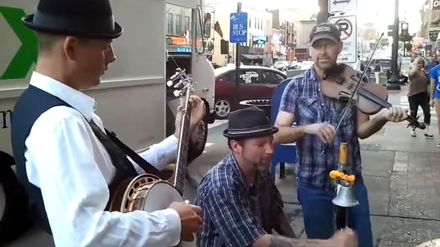 Blackberry blossom on banjo and fiddle-street performing in Nashville Tn смотреть онлайн