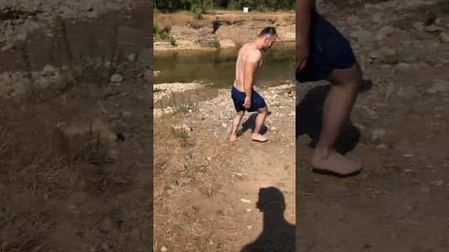 Лайфхак ,как избавиться от воды в ушах смотреть онлайн