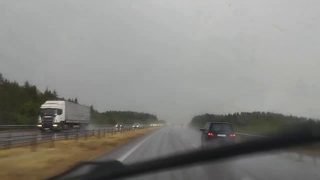 ....и полило!На М-6 в районе Табаров вечером,29.06.23 г. смотреть онлайн